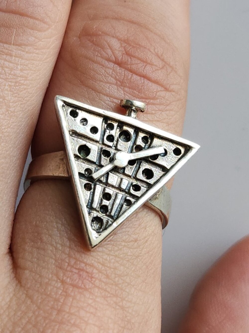 Vintage sterling silver 80s funky sci-fi style triangular clock ring - Picture 4 of 12
